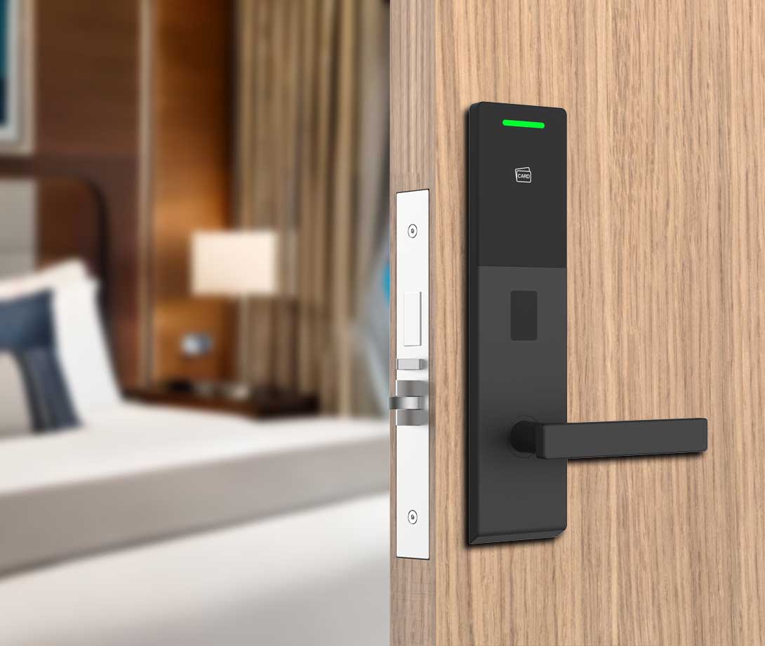 Are hotel door locks powered by batteries?